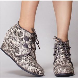 TOMS snakeskin lace up ANKLE BOOTS 9